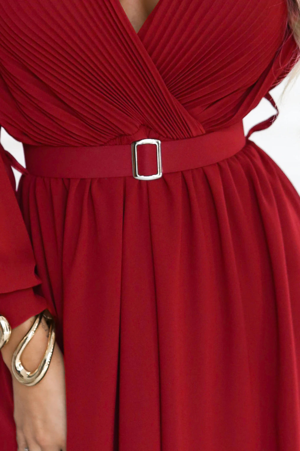 639-1 Rochie maxi elegantă, plisată, cu curea și decolteu înfășurat - vișiniu