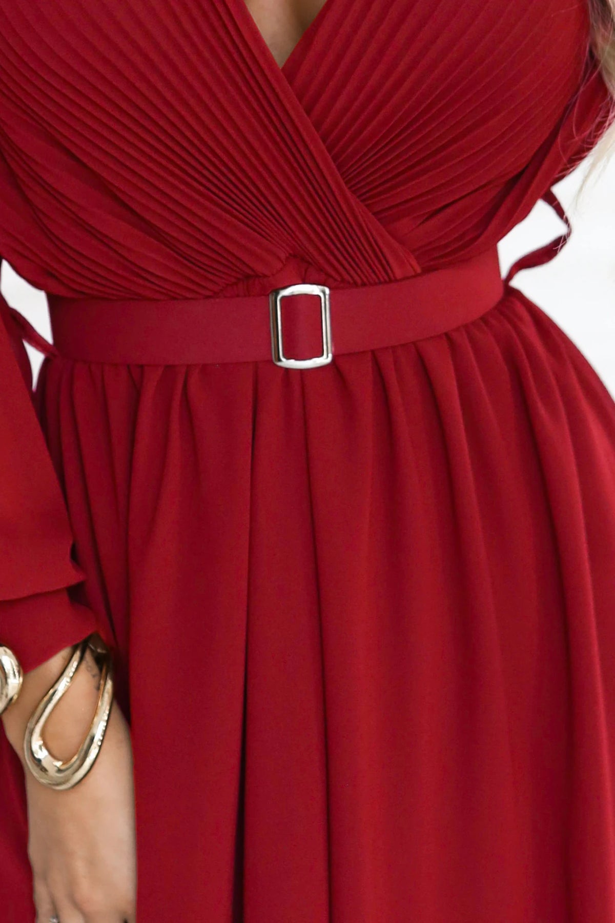 639-1 Rochie maxi elegantă, plisată, cu curea și decolteu înfășurat - vișiniu