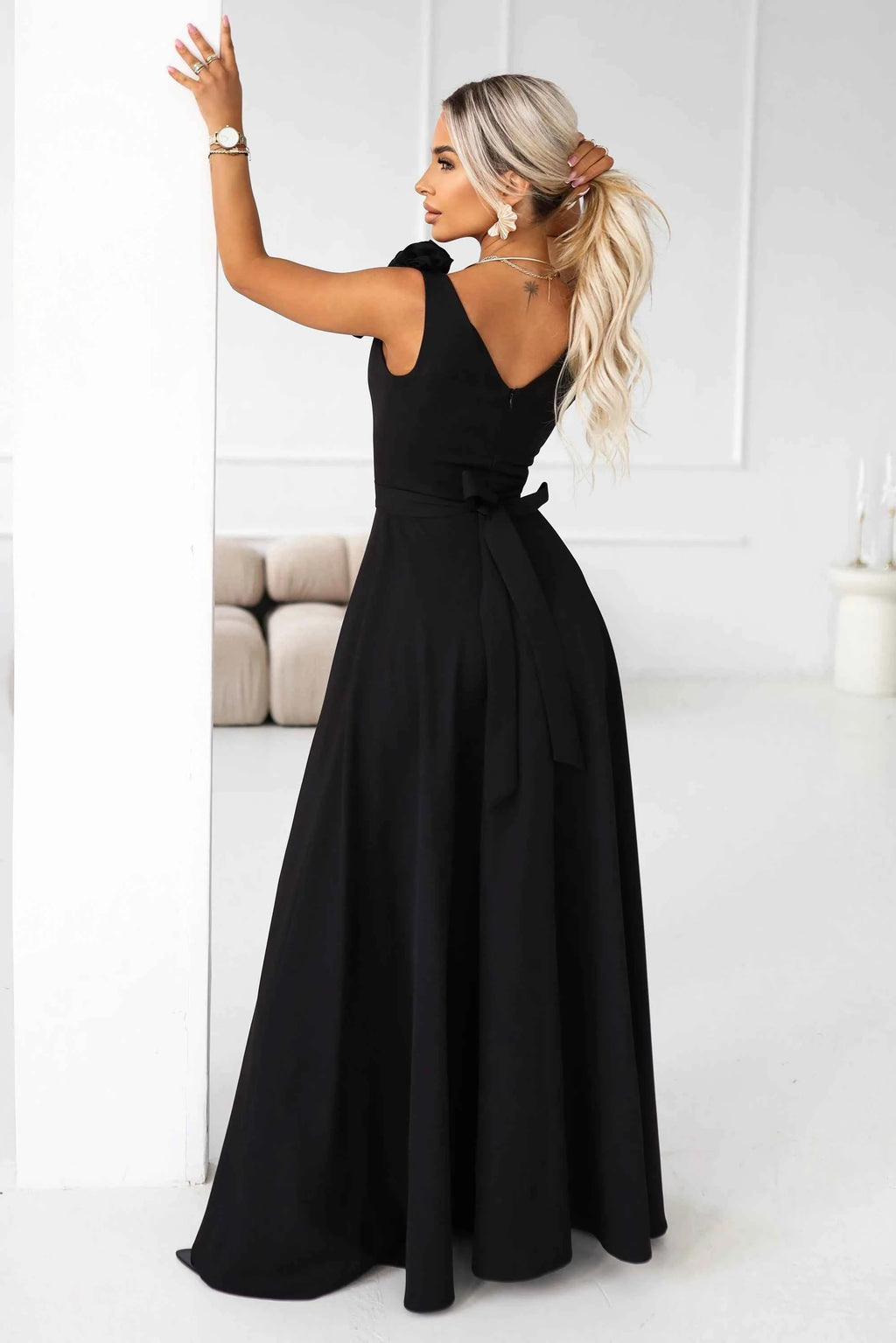 643-2 Rochie de seară maxi elegantă cu crăpătură și trandafiri - negru clasic