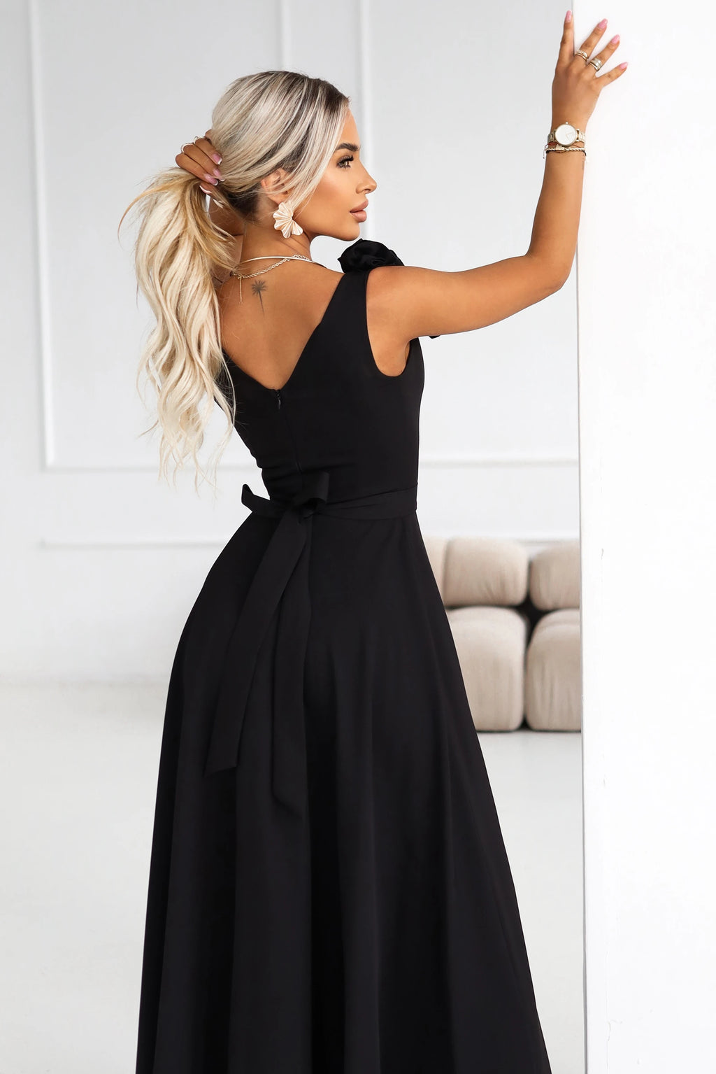 643-2 Rochie de seară maxi elegantă cu crăpătură și trandafiri - negru clasic