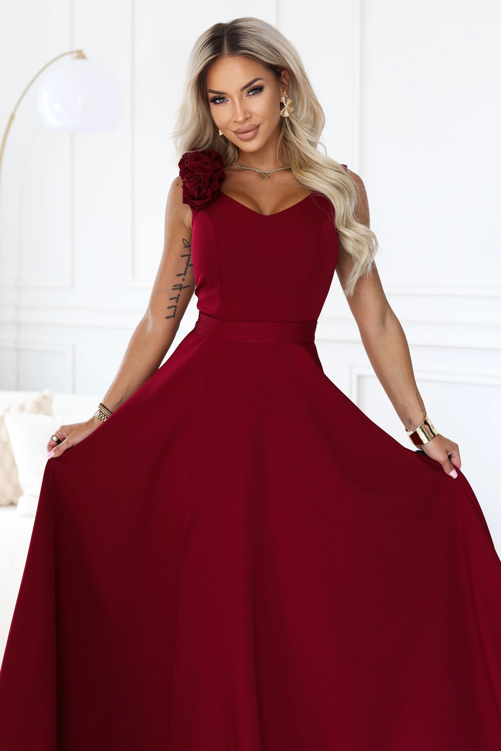 643-9 Rochie de seară maxi elegantă cu șliț și trandafiri - bordo