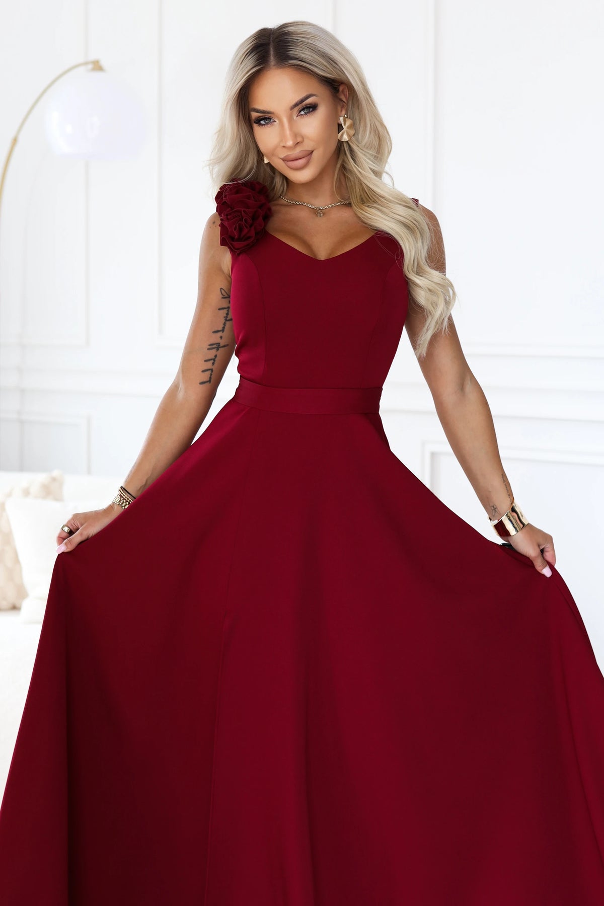 643-9 Rochie de seară maxi elegantă cu șliț și trandafiri - bordo