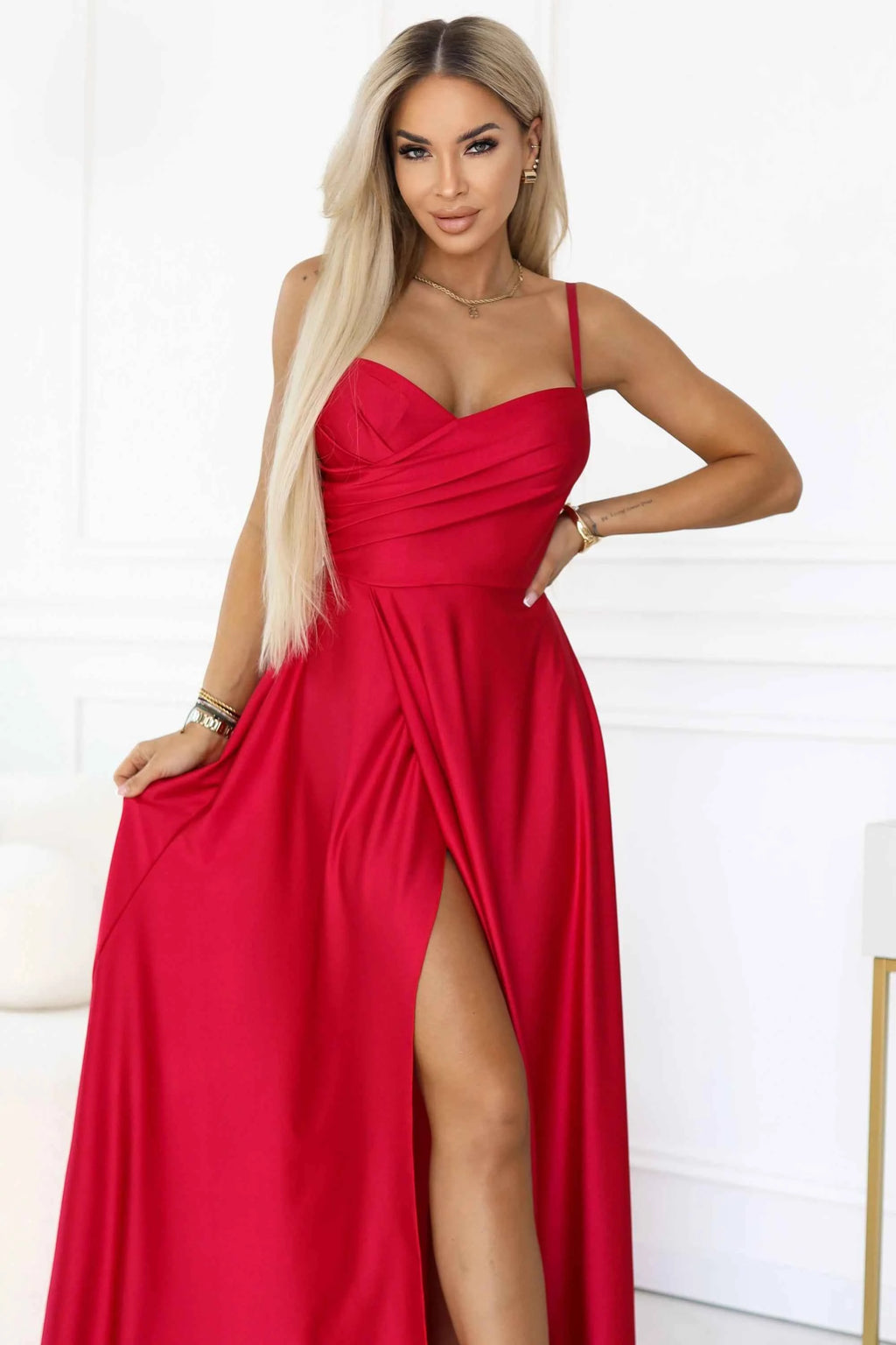 646-3 Rochie lungă de seară cu bretele și despicătură pe picior - roșie