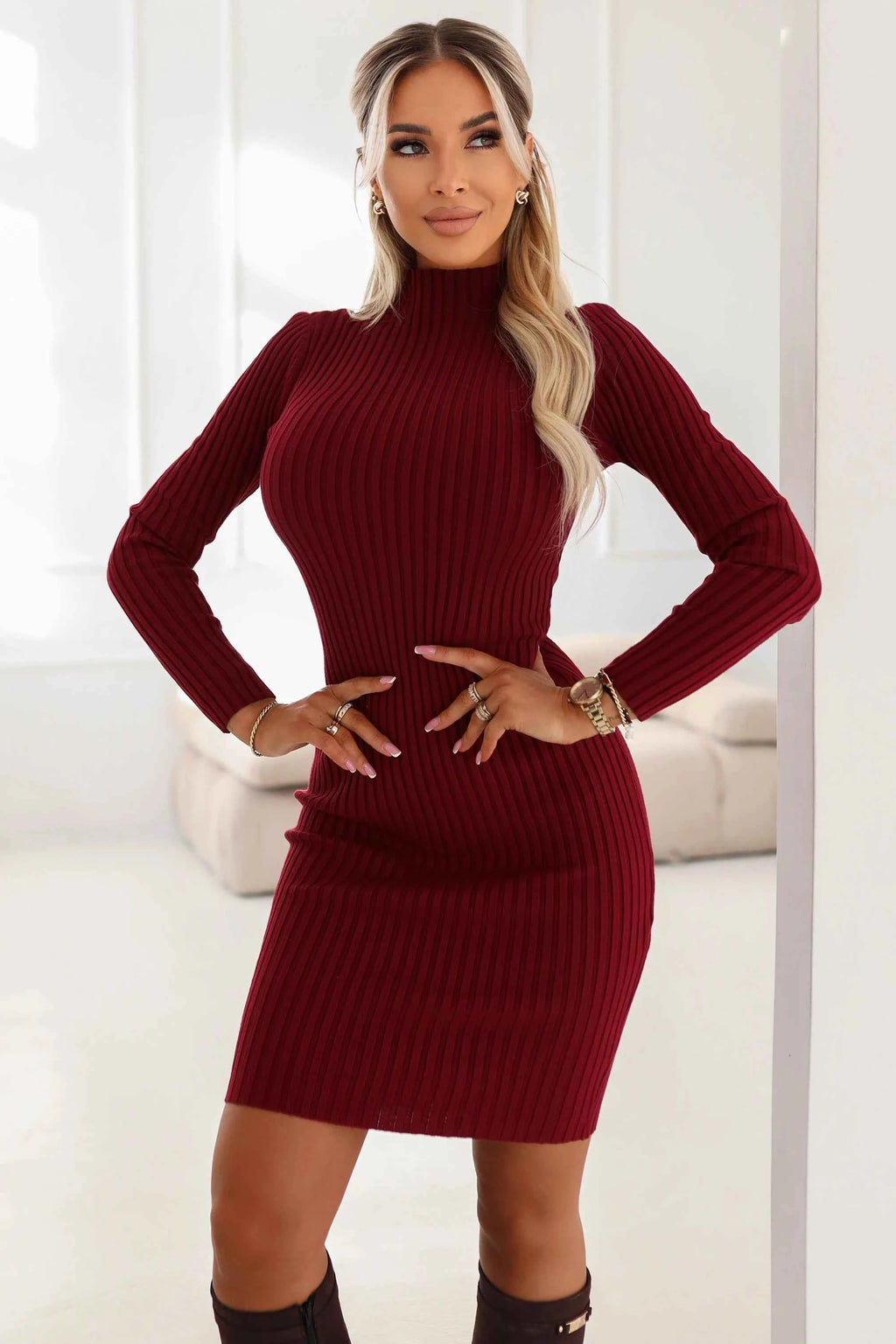 652-1 Rochie elegantă cu guler înalt, care accentuează frumos silueta - vișiniu