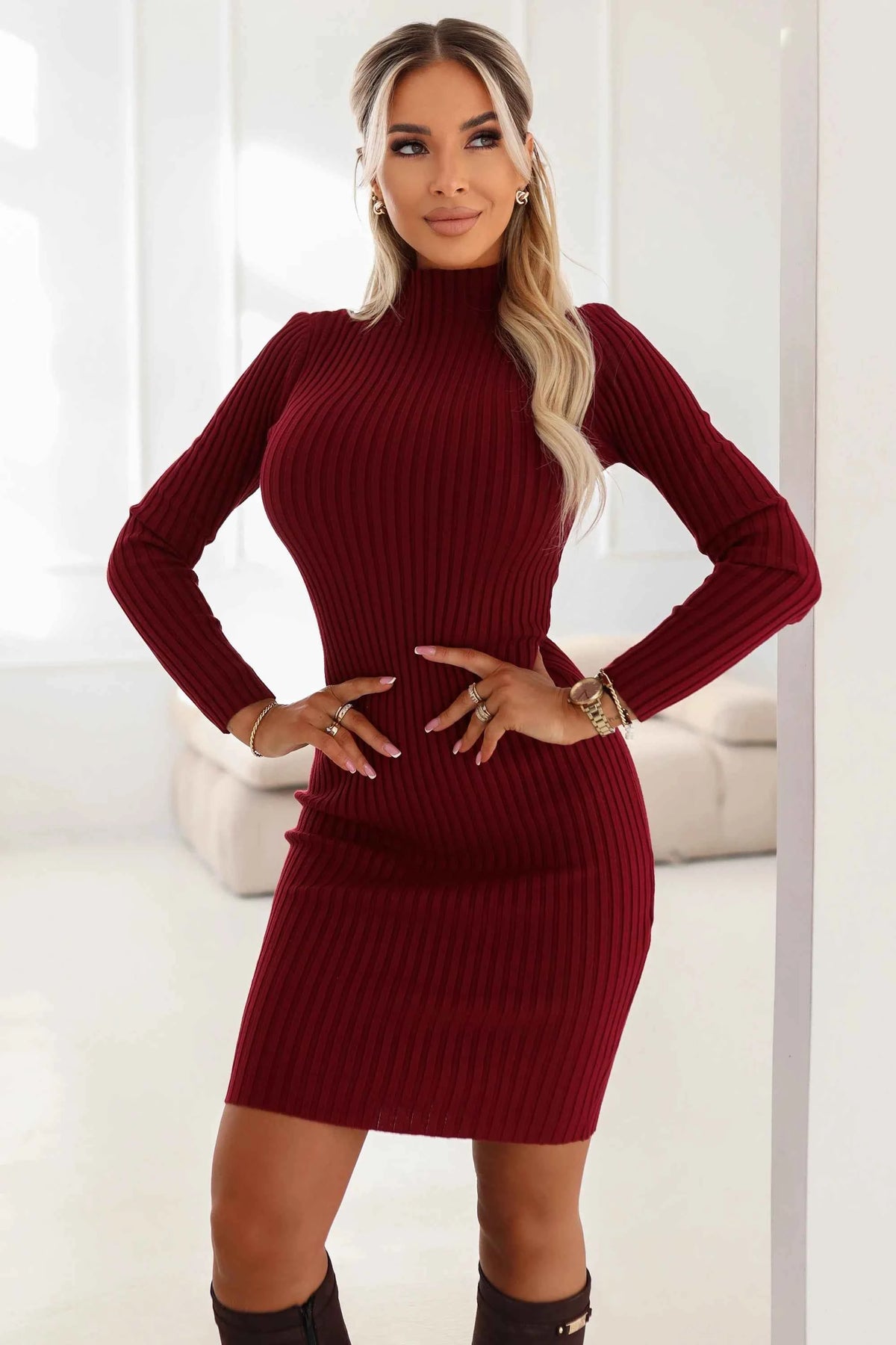 652-1 Rochie elegantă cu guler înalt, care accentuează frumos silueta - vișiniu