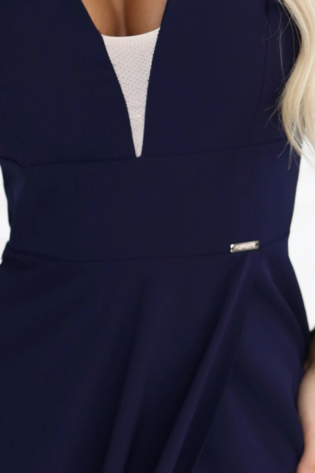 660-1 Rochie maxi elegantă cu volane, decolteu adânc și crăpătură pe picior - bleumarin