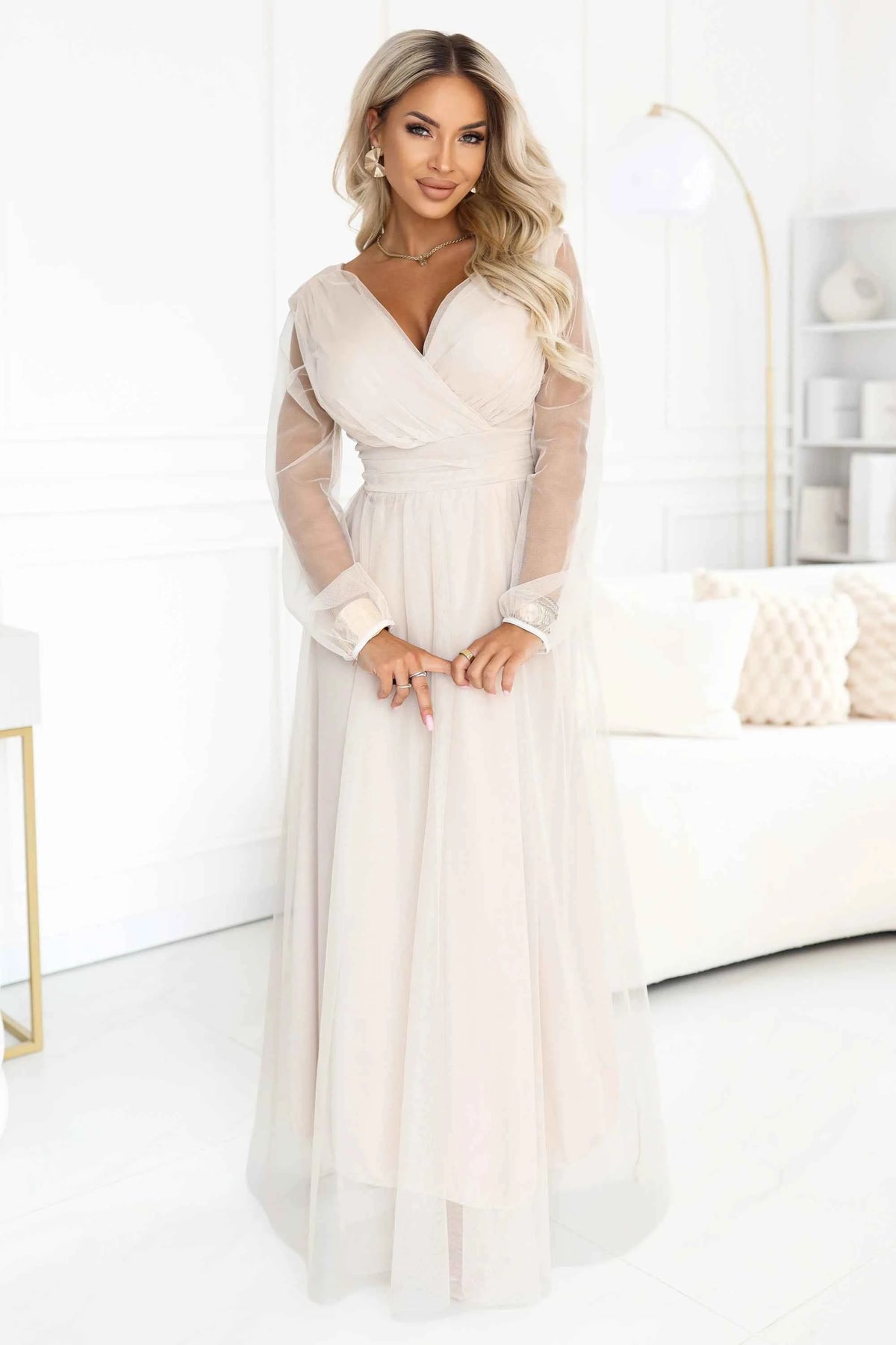 664-6 Rochie maxi lungă cu mâneci din tul și decolteu petrecut - bej