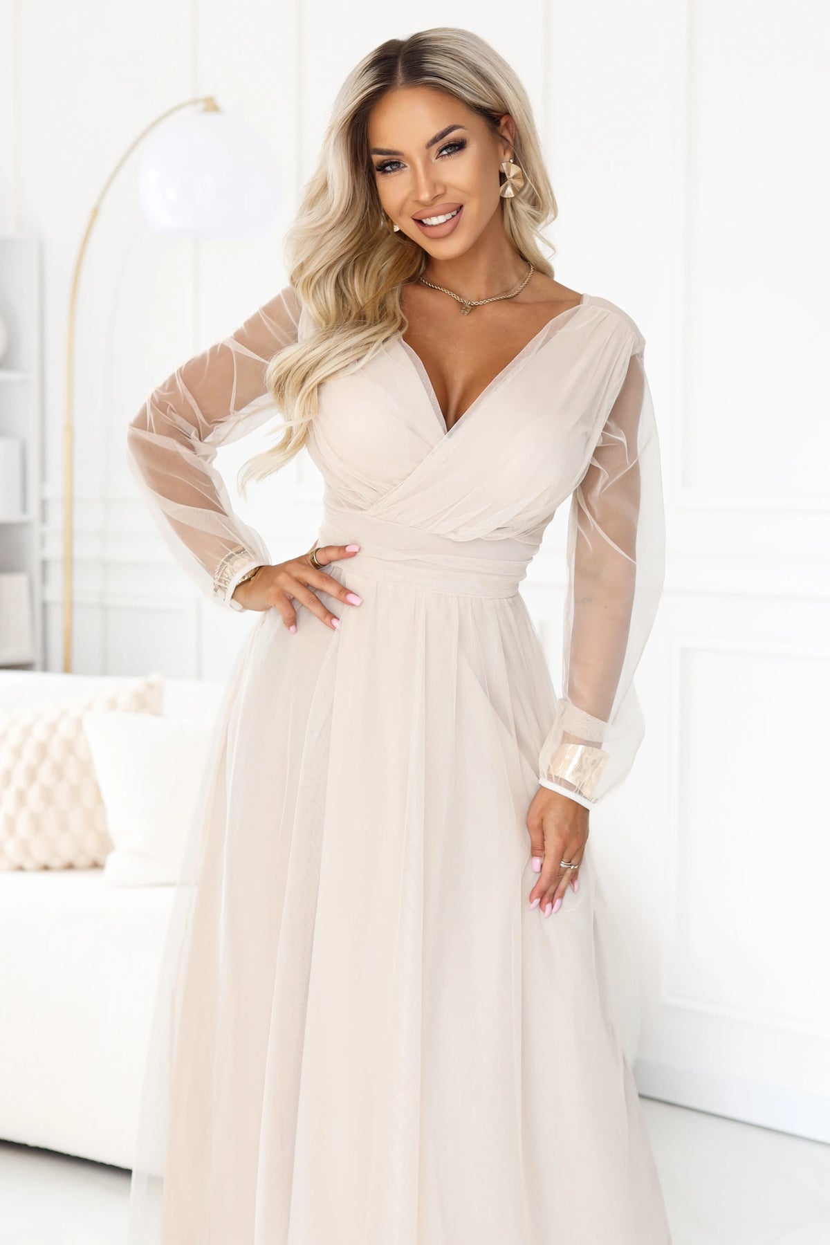 664-6 Rochie maxi lungă cu mâneci din tul și decolteu petrecut - bej