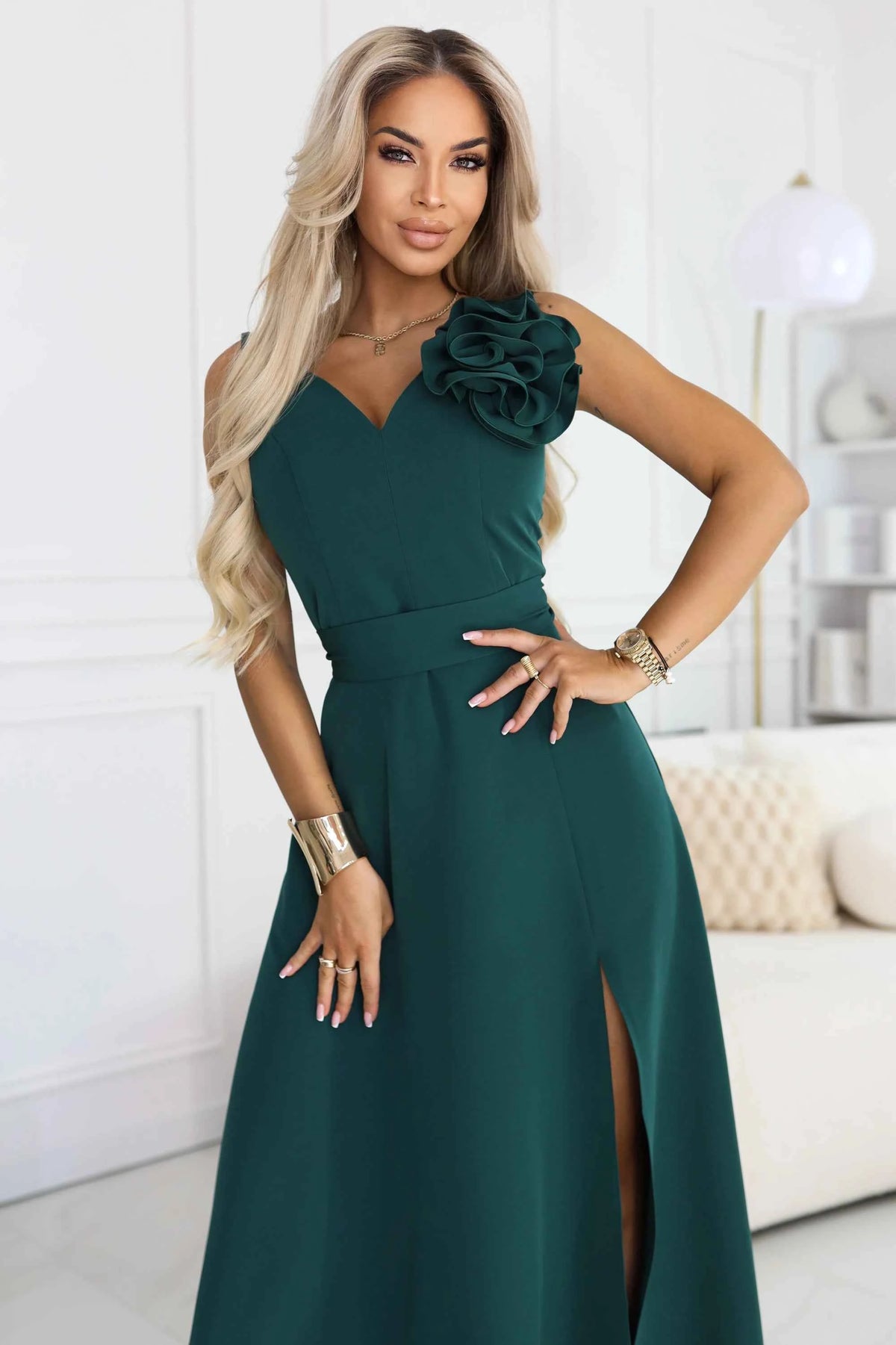 669-1 Rochie maxi romantică cu floare pe umăr și crestătură - verde sticla