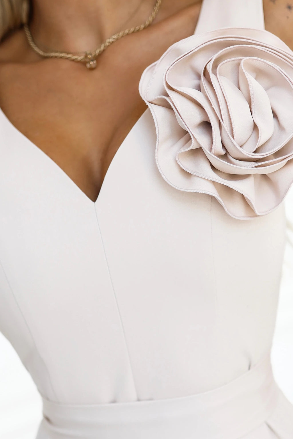 669-3 Rochie maxi romantică cu floare pe umăr și crestătură - bej