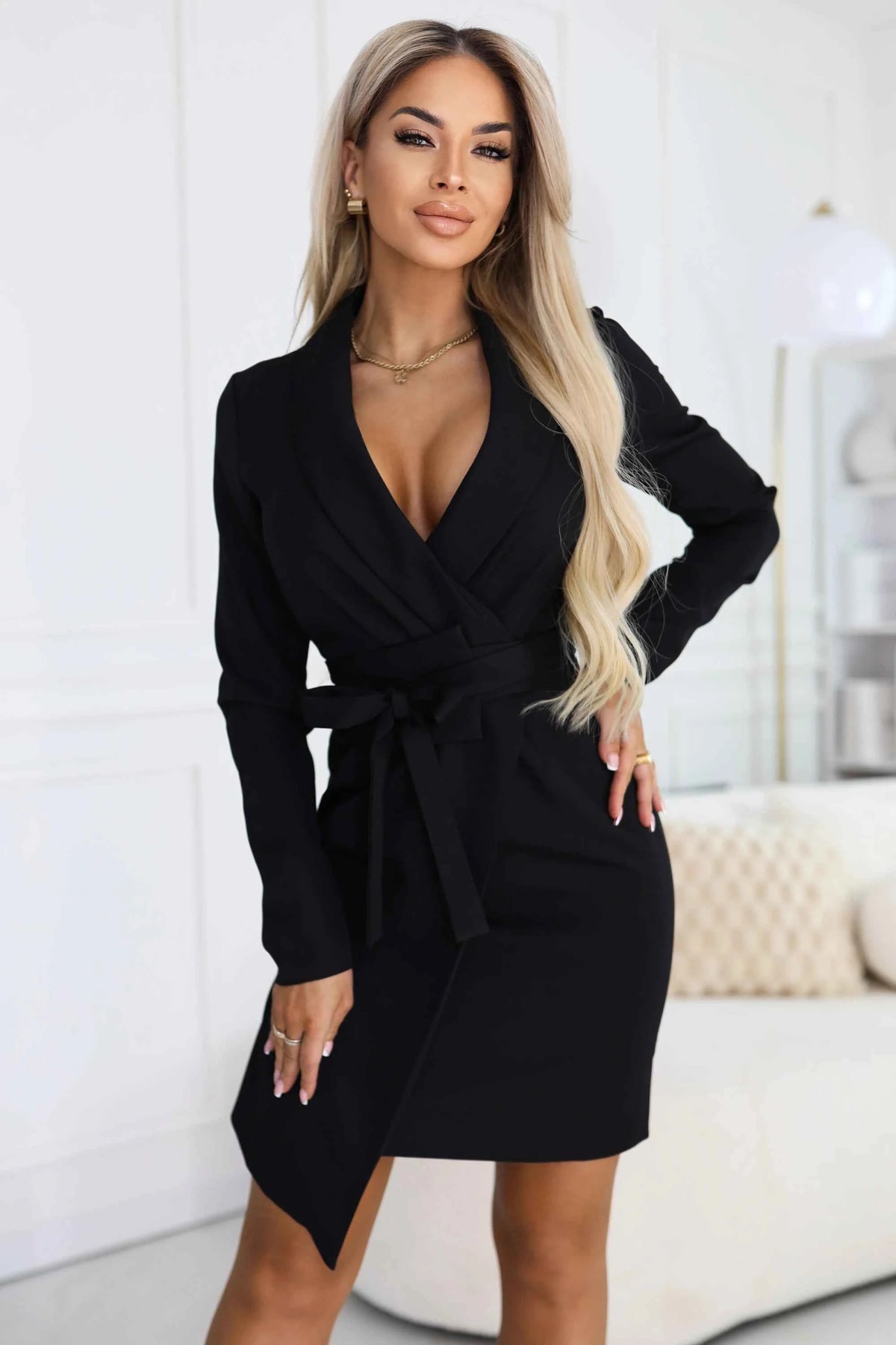 670-1 Rochie elegantă tip sacou cu curea și tiv asimetric - neagră