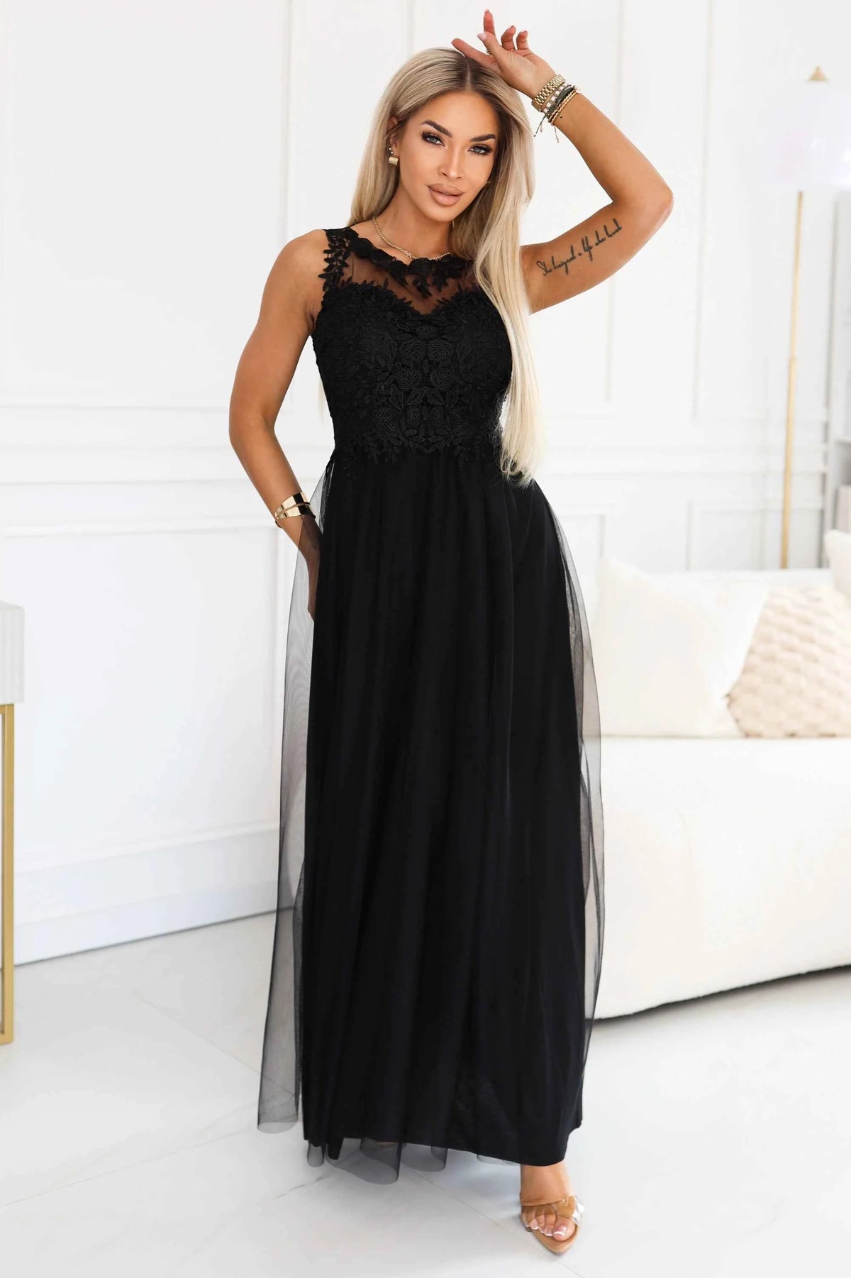 672-4 Rochie maxi romantică cu dantelă brodată și tul - neagră