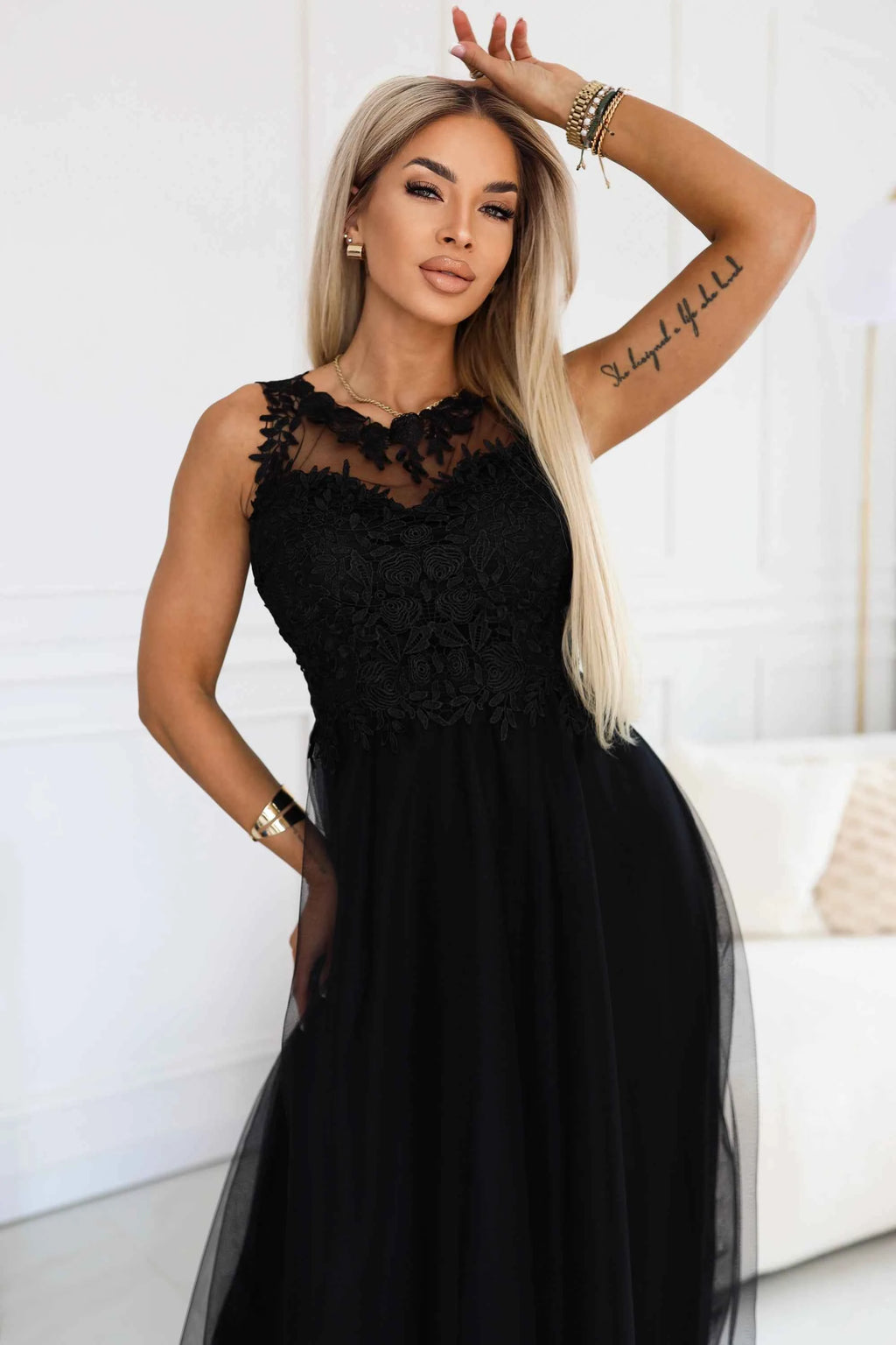 672-4 Rochie maxi romantică cu dantelă brodată și tul - neagră