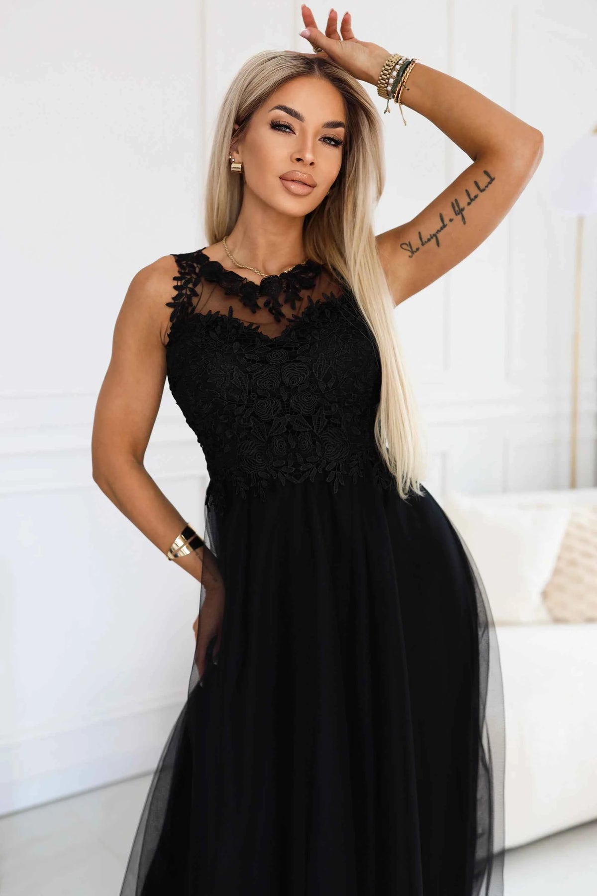 672-4 Rochie maxi romantică cu dantelă brodată și tul - neagră