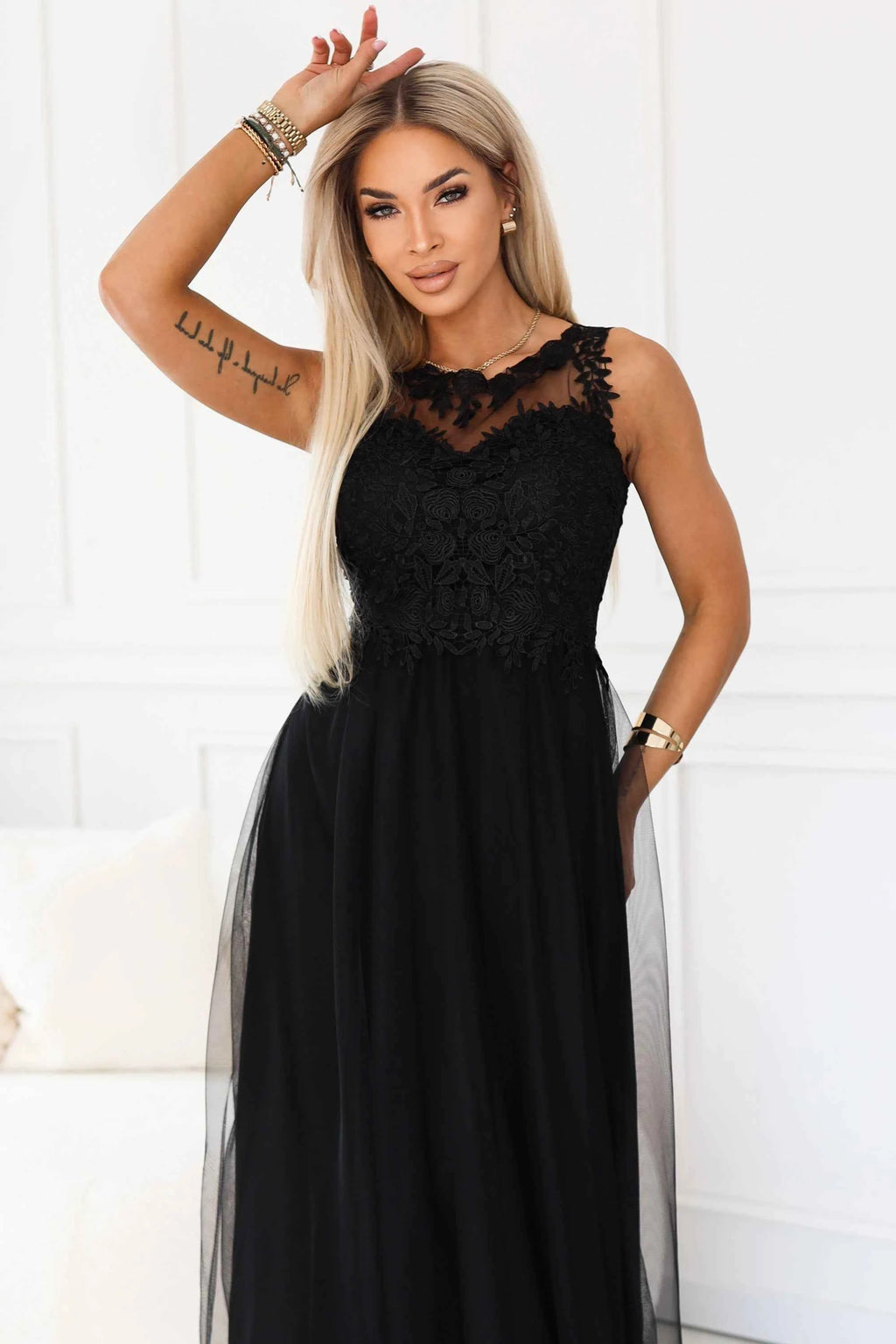 672-4 Rochie maxi romantică cu dantelă brodată și tul - neagră