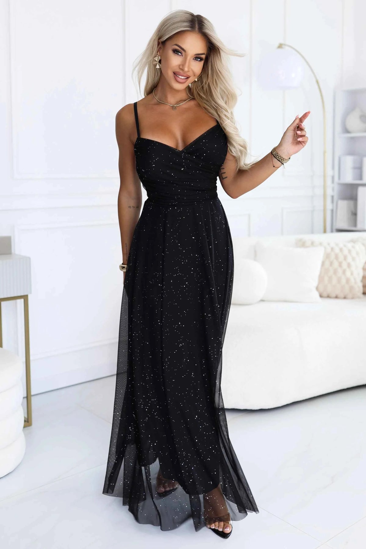 680-1 Rochie maxi cu sclipici, cu bretele și decolteu petrecut - negru