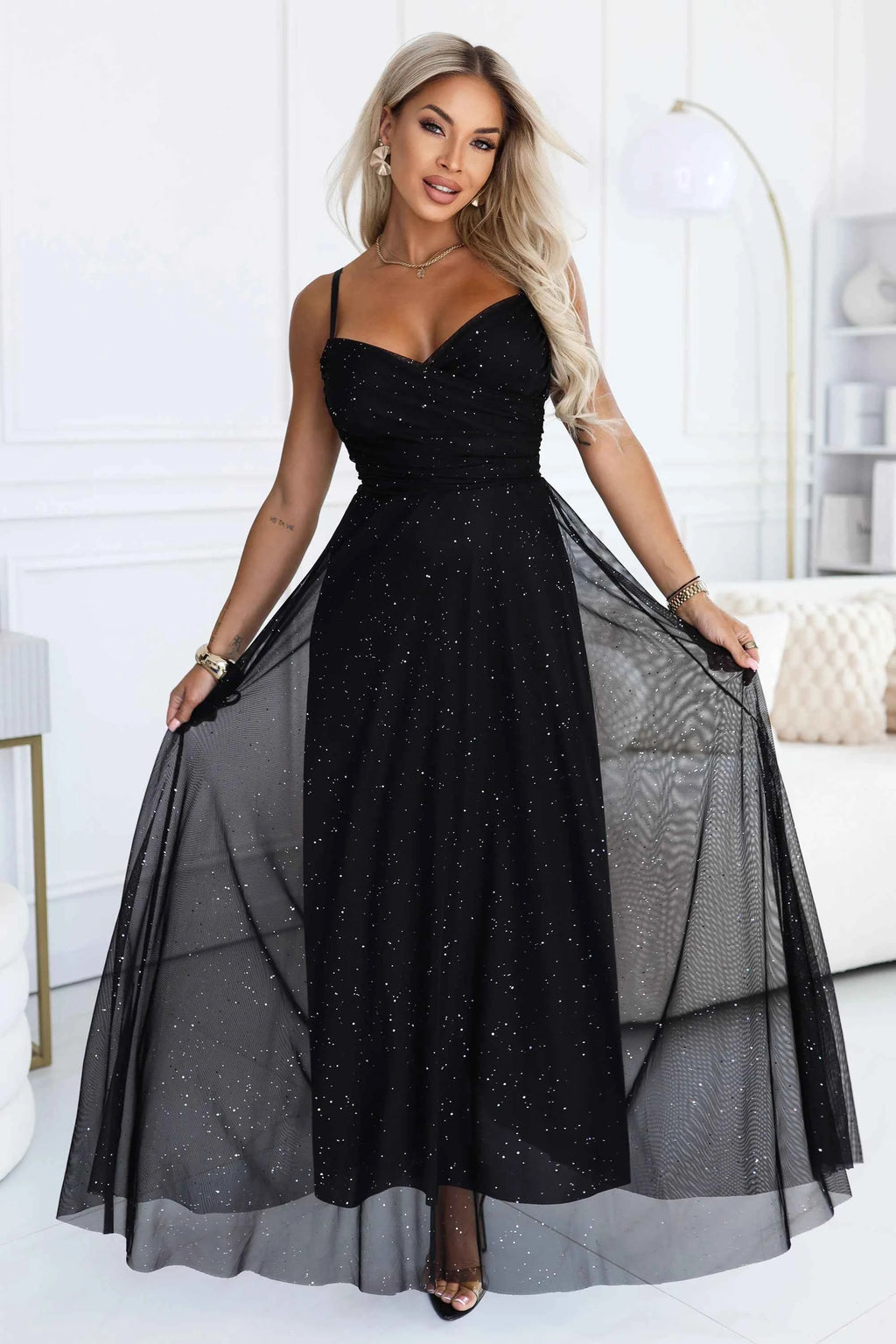 680-1 Rochie maxi cu sclipici, cu bretele și decolteu petrecut - negru