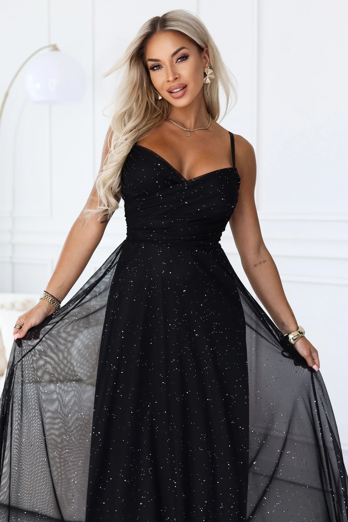 680-1 Rochie maxi cu sclipici, cu bretele și decolteu petrecut - negru