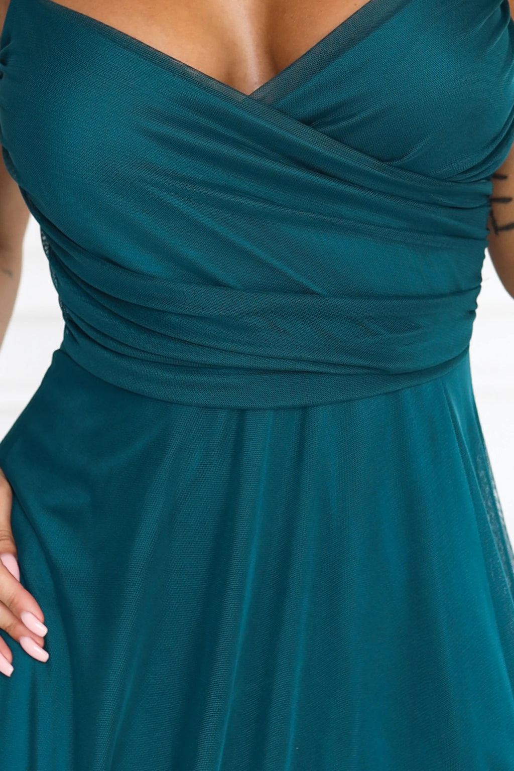 681-1 NILA Rochie maxi din tul cu bretele și decolteu petrecut - verde