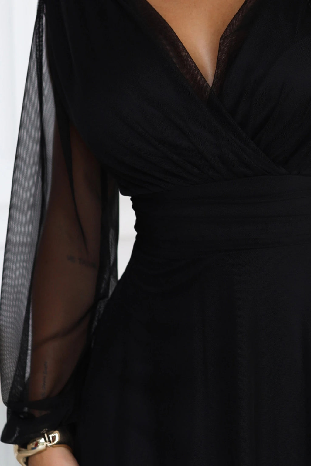 684-4 NERISSA Rochie maxi elegantă din tul, cu decolteu petrecut - negru