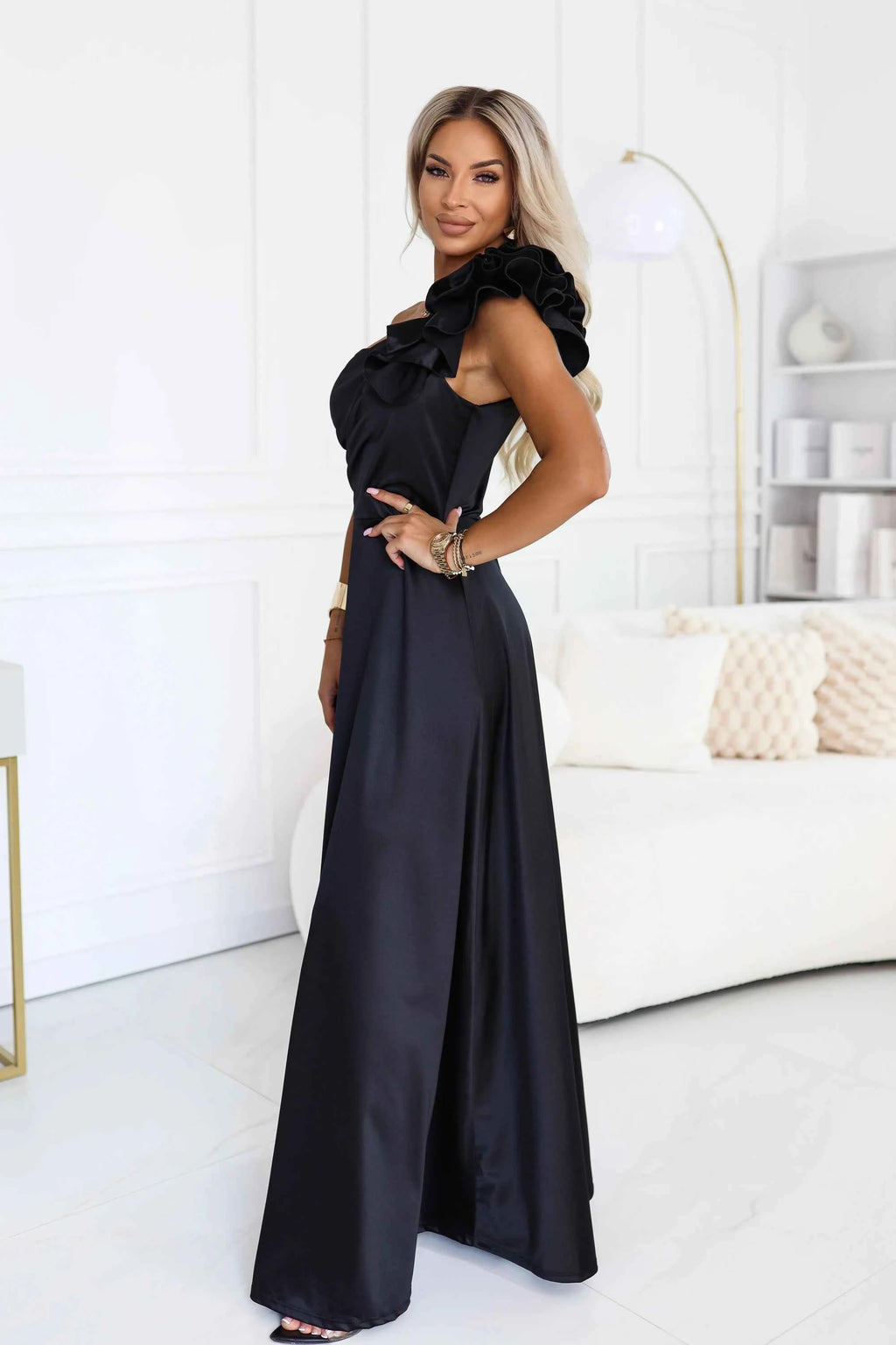 685-1 Rochie de seară maxi din satin, cu un umăr gol, cu volănaș decorativ - negru