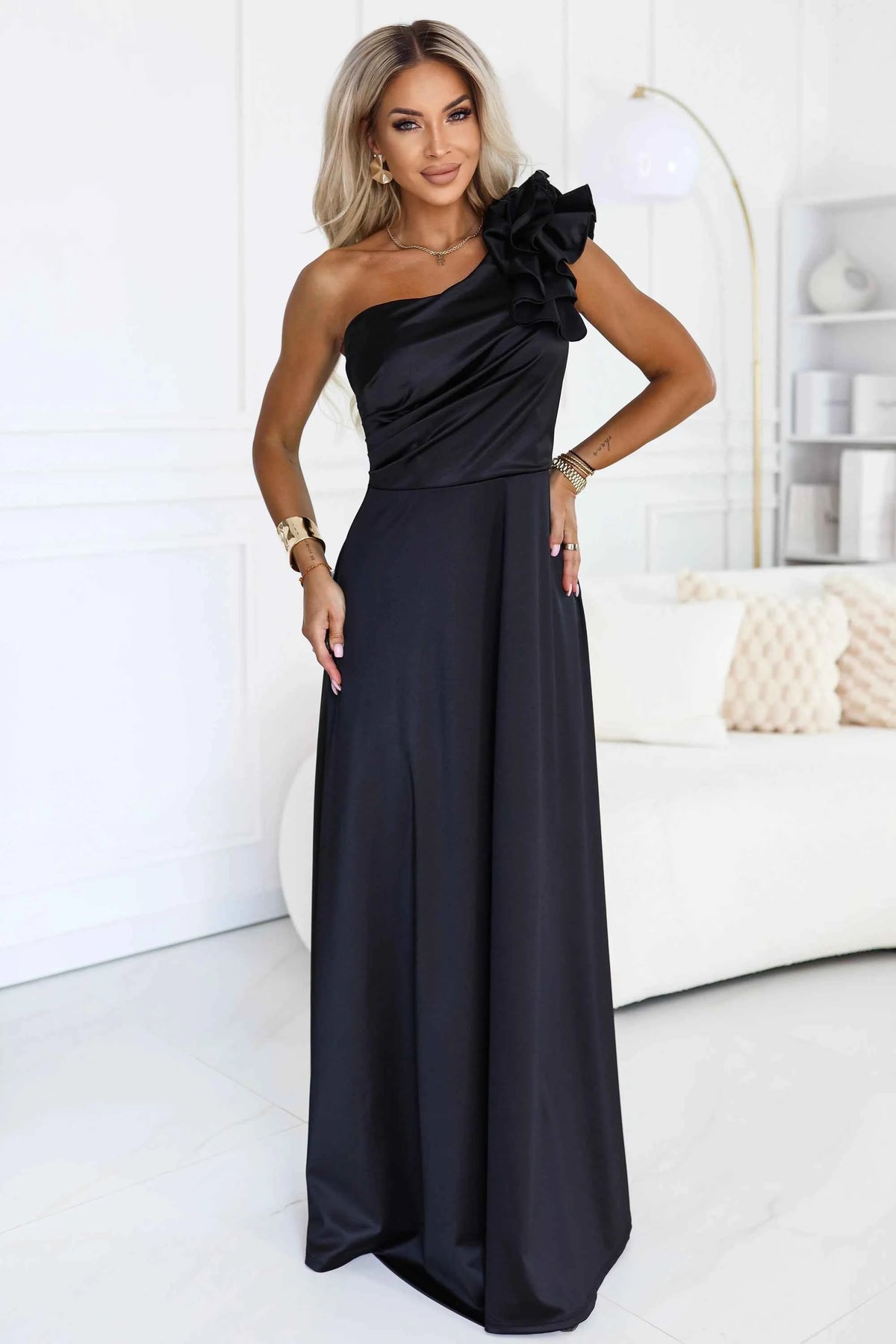 685-1 Rochie de seară maxi din satin, cu un umăr gol, cu volănaș decorativ - negru
