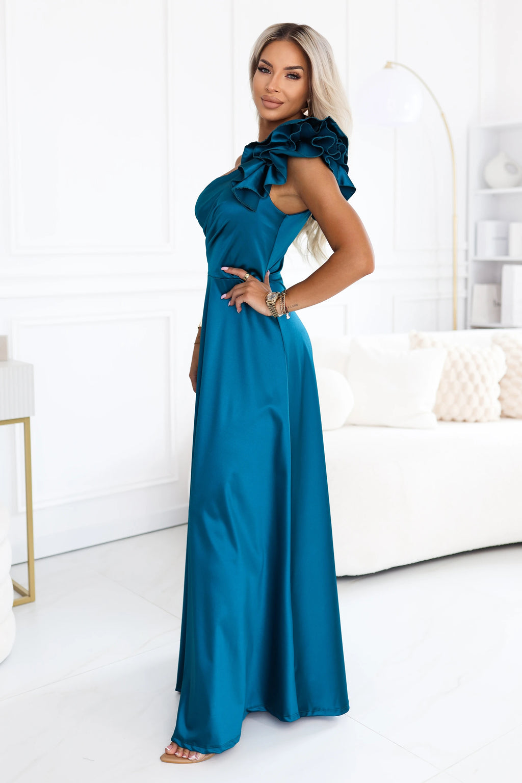685-2 Rochie de seară maxi din satin, cu un umăr gol, cu volănaș decorativ - verde mare