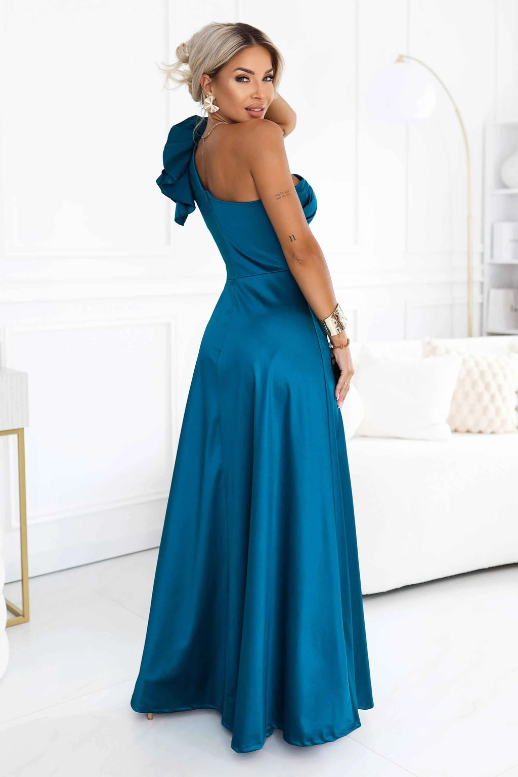 685-2 Rochie de seară maxi din satin, cu un umăr gol, cu volănaș decorativ - verde mare