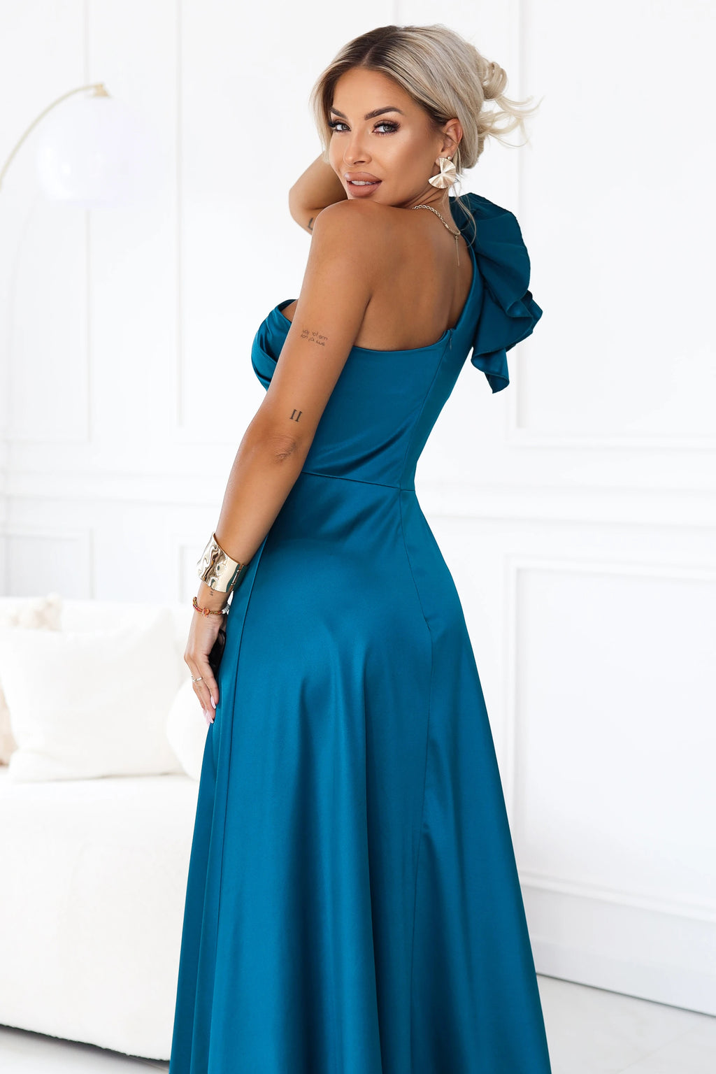 685-2 Rochie de seară maxi din satin, cu un umăr gol, cu volănaș decorativ - verde mare