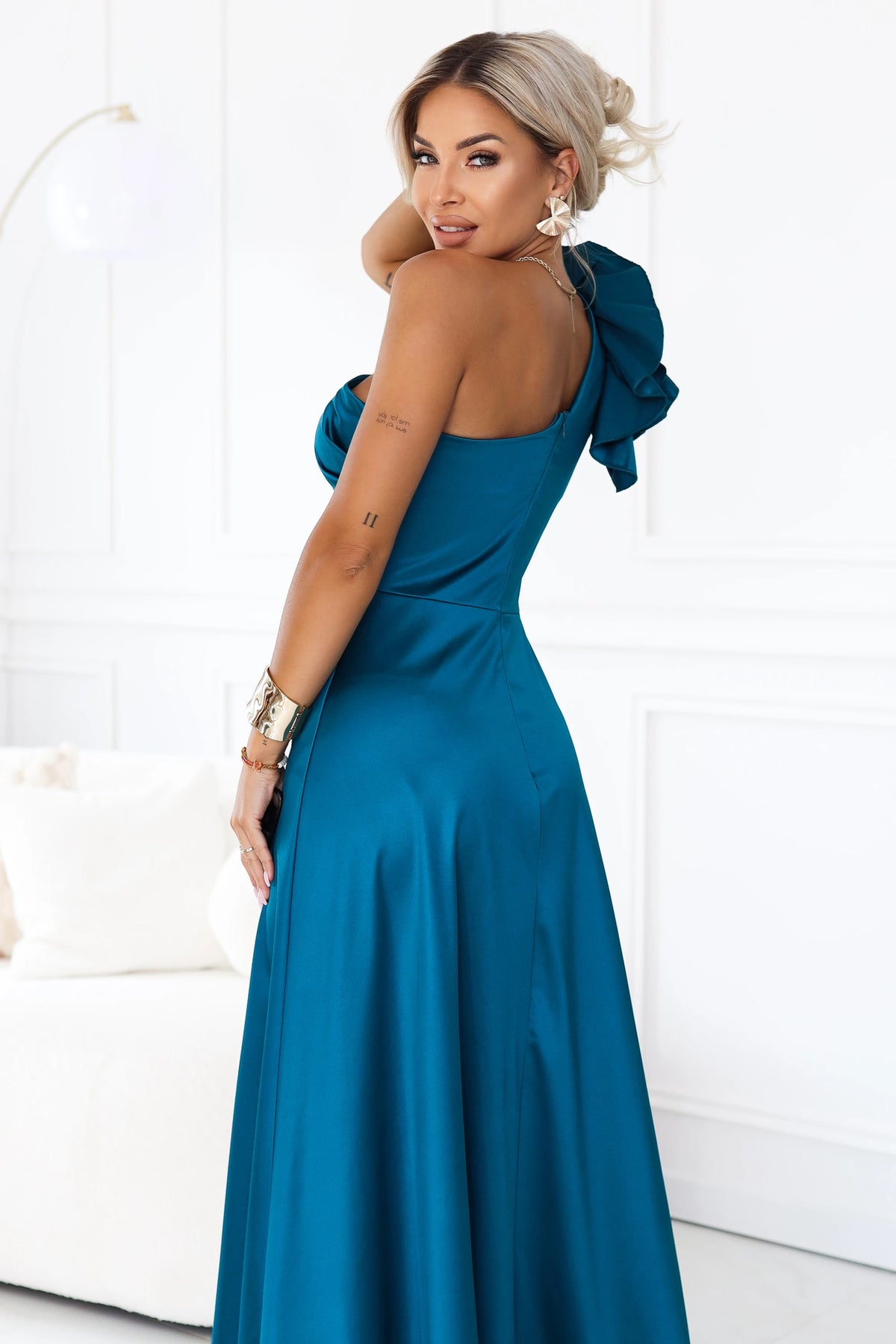 685-2 Rochie de seară maxi din satin, cu un umăr gol, cu volănaș decorativ - verde mare