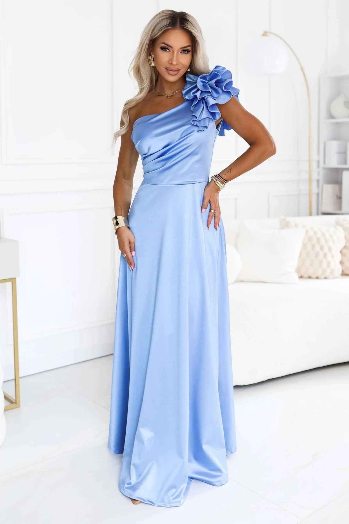 685-3 Rochie de seară maxi din satin, cu un umăr gol, cu volănaș decorativ - albastru deschis