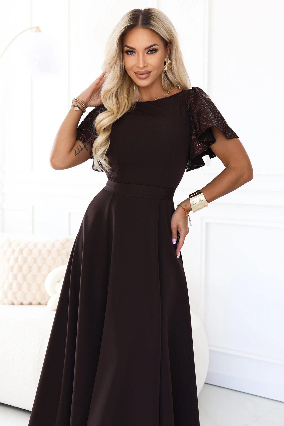 694-2 MIRELLA Rochie maxi elegantă, evazată, cu mâneci cu paiete - maro ciocolatiu