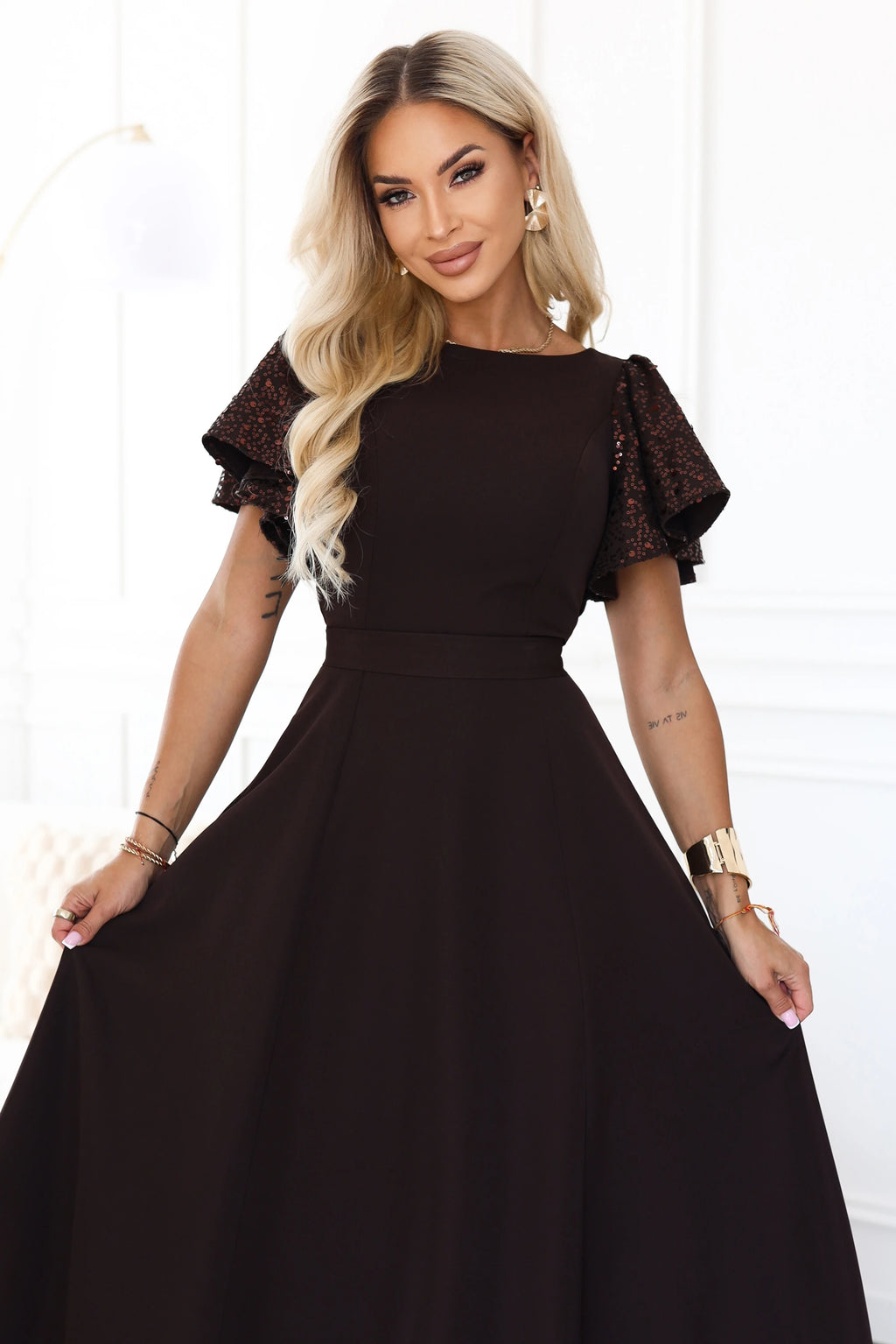 694-2 MIRELLA Rochie maxi elegantă, evazată, cu mâneci cu paiete - maro ciocolatiu