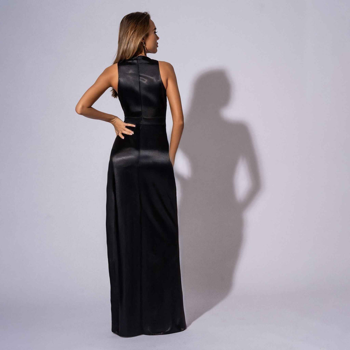 Rochie neagra lunga din satin cu inele metalice V.I.P.
