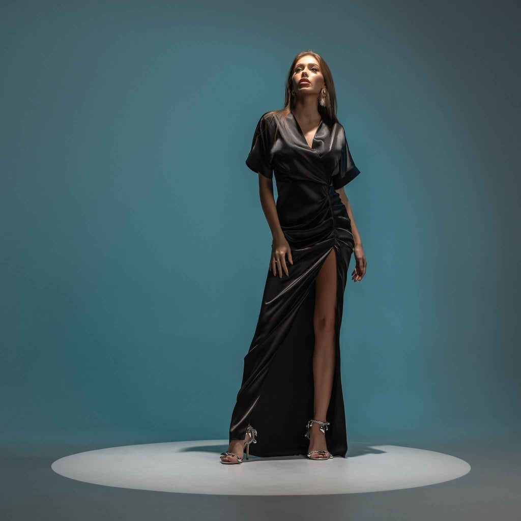 Rochie lunga din satin cu drapaje si bust tip kimono Black Moon