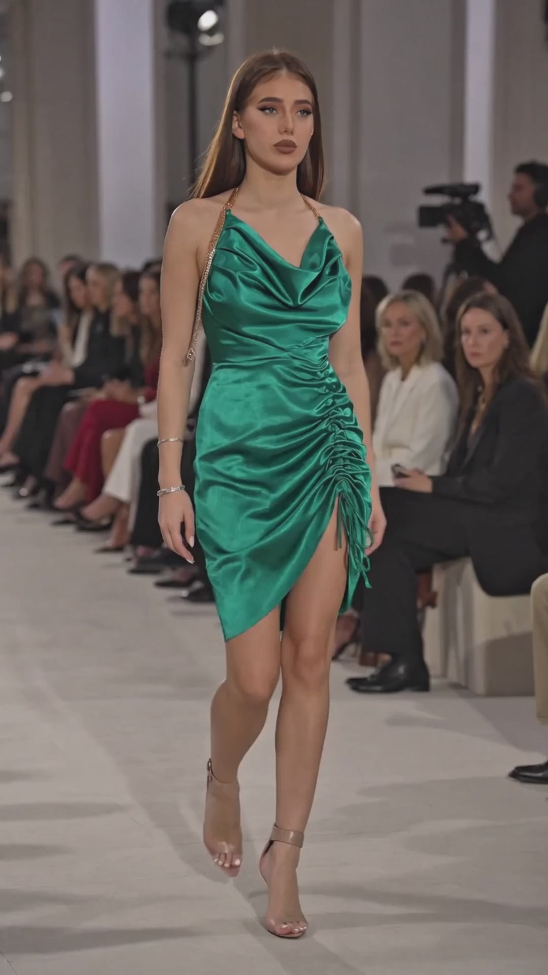 Rochie verde din satin cu snur si bretele din lant auriu Dress to Impress