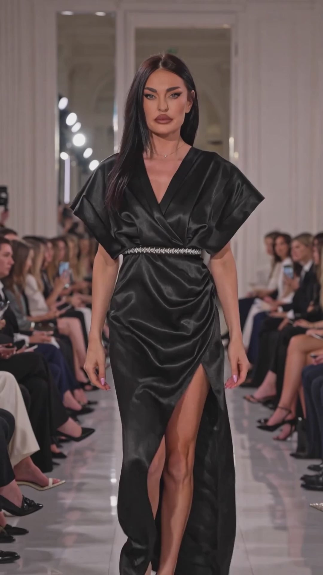 Rochie lunga din satin negru cu drapaje laterale, bust kimono si cristale aplicate in talie Lotus